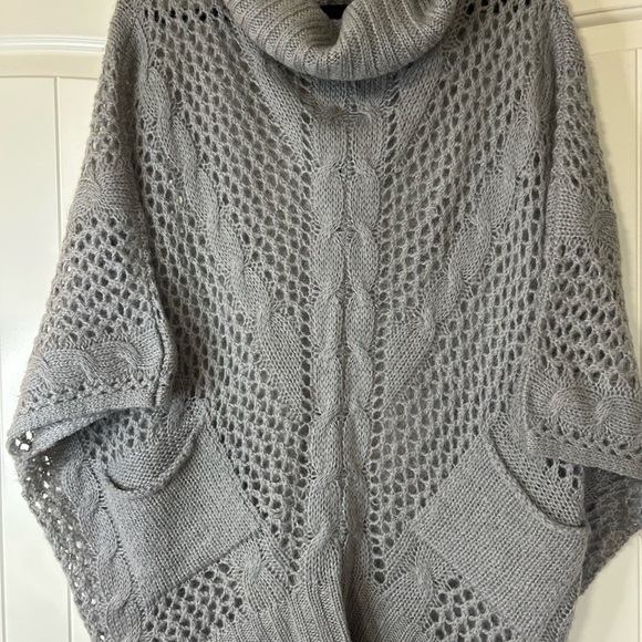 BCBG Max Azaria Wool Blend Oversized Layering Sweater in Gray. Size L/XL. - Picture 2 of 8